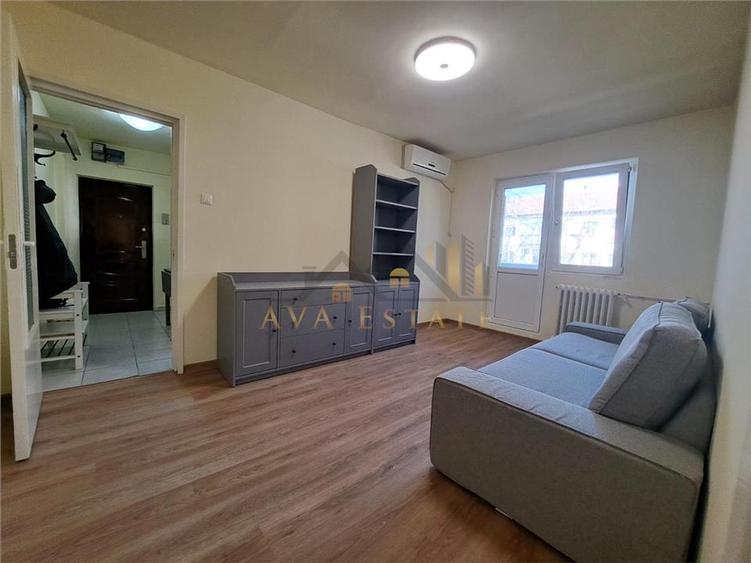 Apartament cu 3 camere semidecomandat, mobilat în Dacia