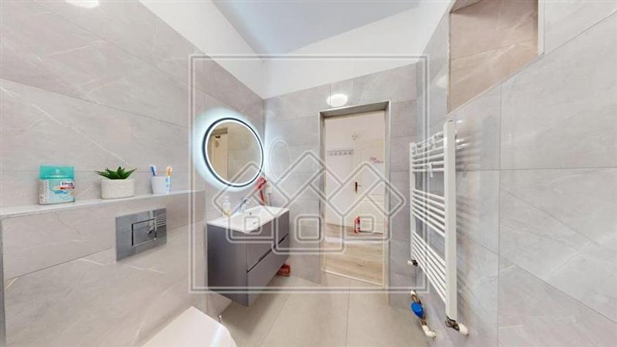 Apartament cu 3 camere semidecomandat în Central