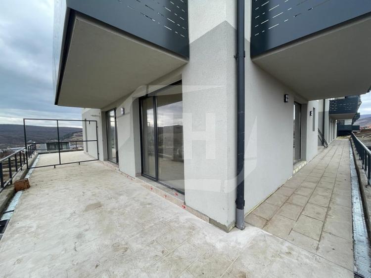 Apartament cu 3 camere semidecomandat în Baciu