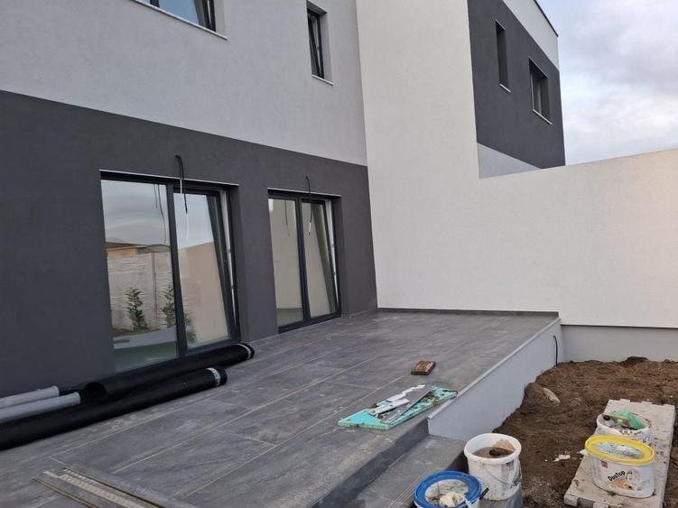 Casă cu 4 camere în Dumbrăvița