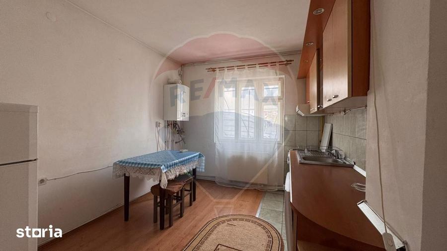 Apartament cu 3 camere semidecomandat, mobilat în Dâmbul Rotund