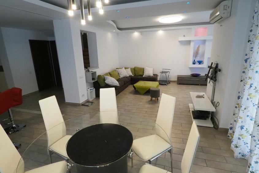 Duplex cu 6 camere cu Canalizare în Central