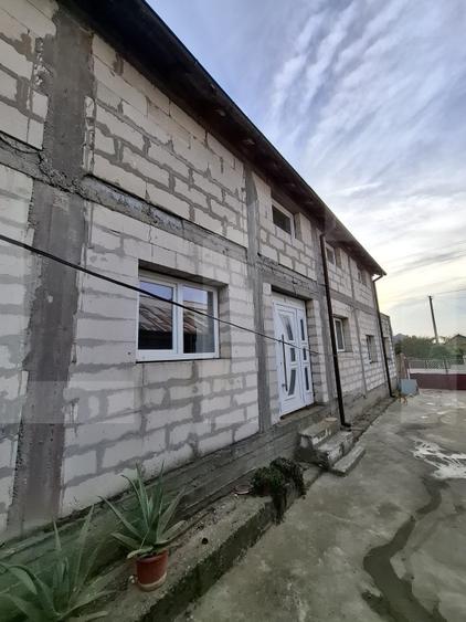 Casă individuală cu 4 camere cu Garaj în Teslui