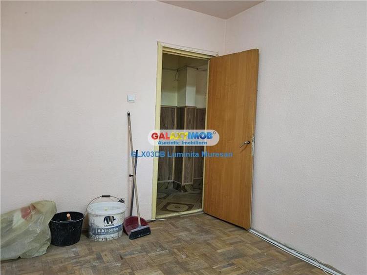 Apartament cu 3 camere semidecomandat în Micro 6