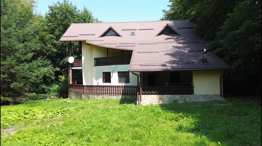 Casă individuală cu 6 camere cu Garaj în Sucevița