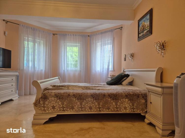 Casă cu 8 camere cu Teren 1100 Mp în Central