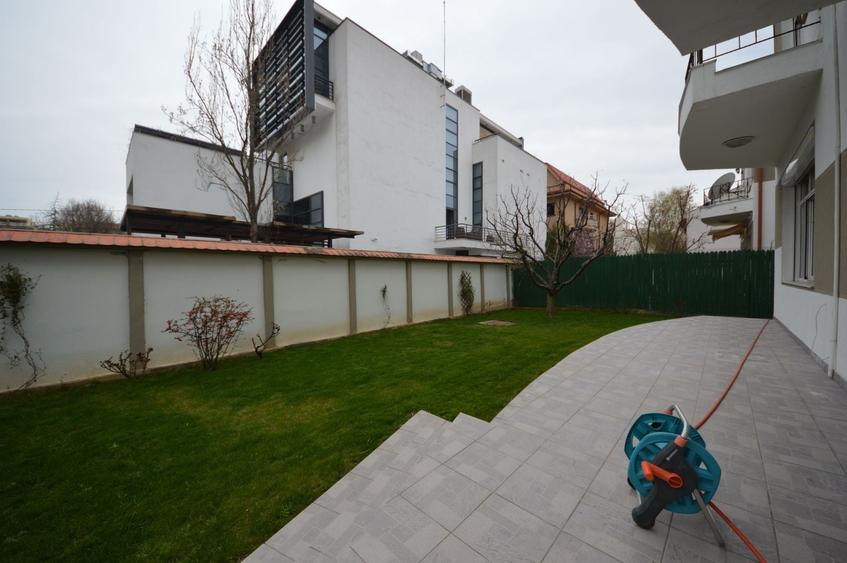 Casă individuală cu 7 camere cu Garaj în Herăstrău