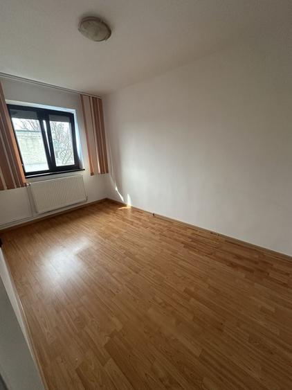 Apartament cu 3 camere semidecomandat în Hipodrom
