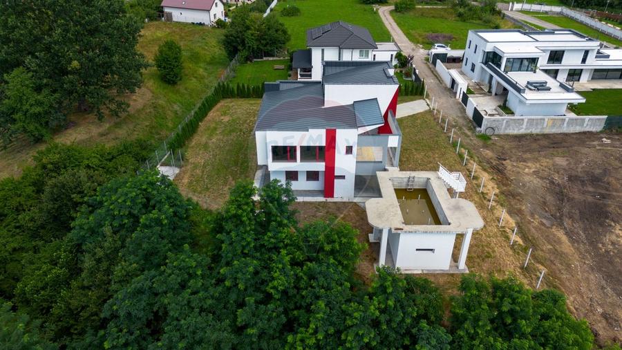 Casă individuală cu 5 camere cu Piscina în Bistrița