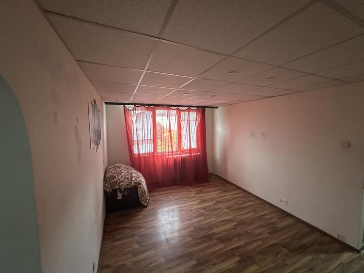 Apartament cu 3 camere semidecomandat în Berceni