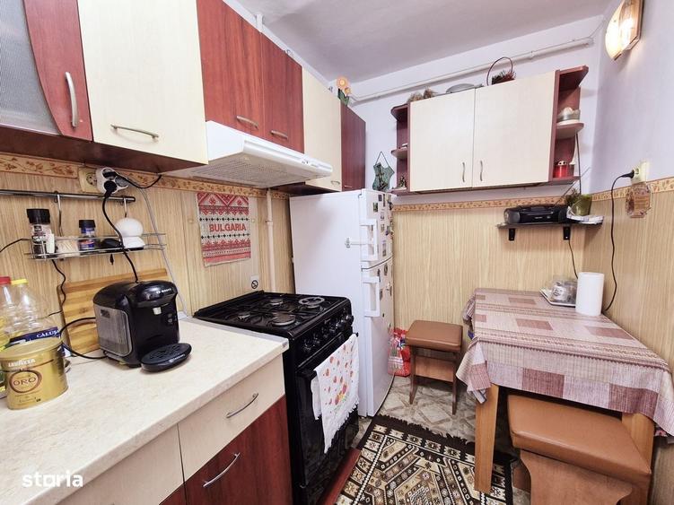 Apartament cu 3 camere semidecomandat în Mărăței