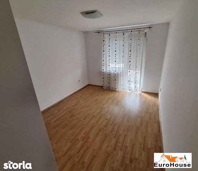 Apartament cu 3 camere decomandat în Cetate
