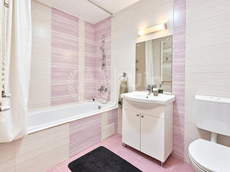 Apartament cu 3 camere semidecomandat, mobilat în Florești