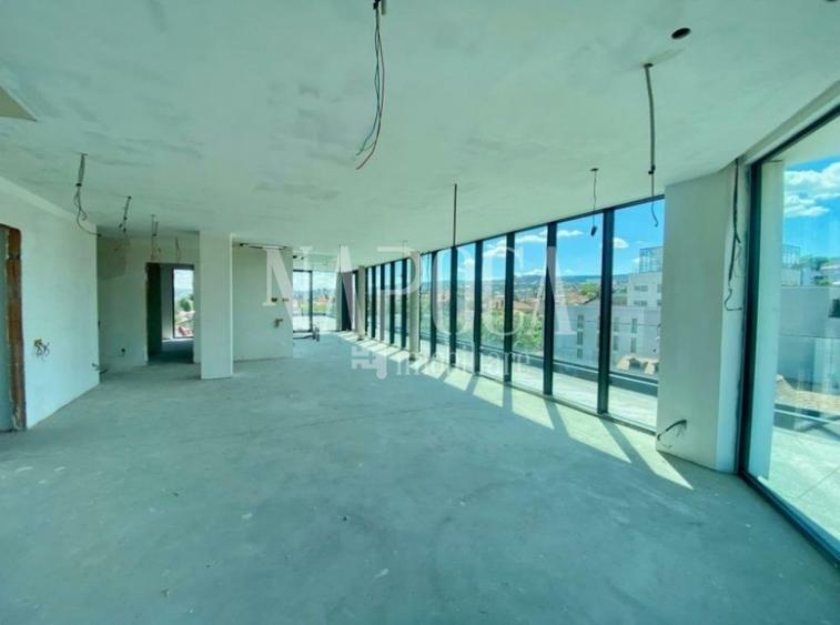 Penthouse cu 3 camere decomandat în Central