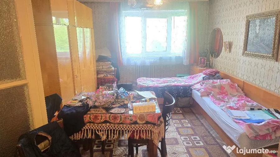 Apartament cu 3 camere decomandat în Piața Centrală