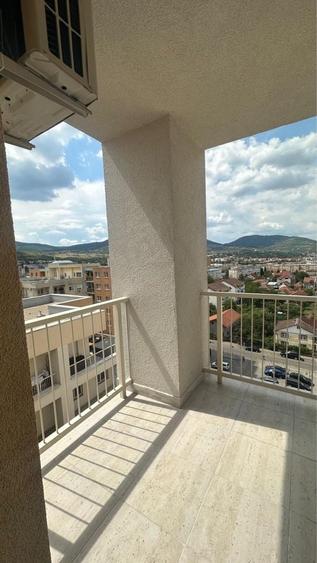 Apartament cu 2 camere semidecomandat în Pietroasa