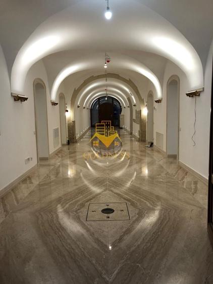 Casă individuală cu 10 camere cu Canalizare în Gruia