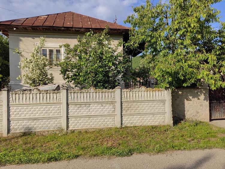 Casă cu 4 camere în Hurezani