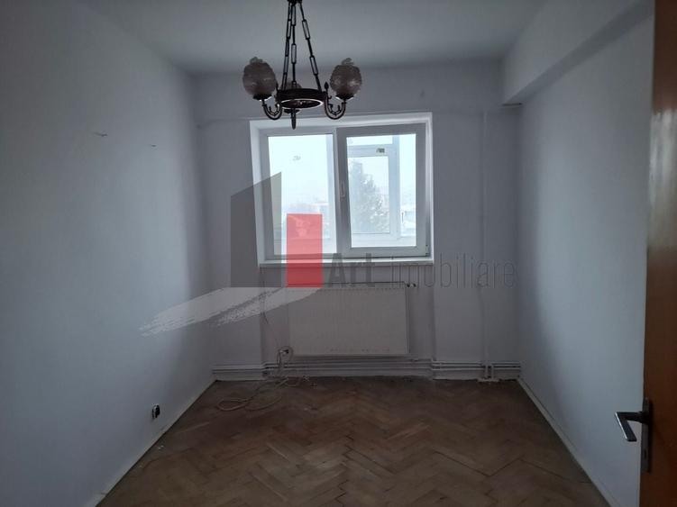 Apartament cu 4 camere decomandat în Central