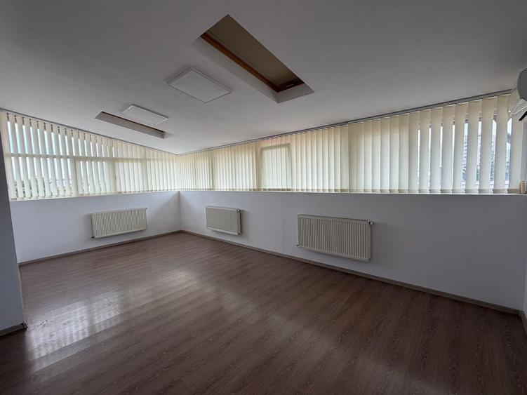Casă individuală cu 13 camere cu Canalizare în Banu Manta