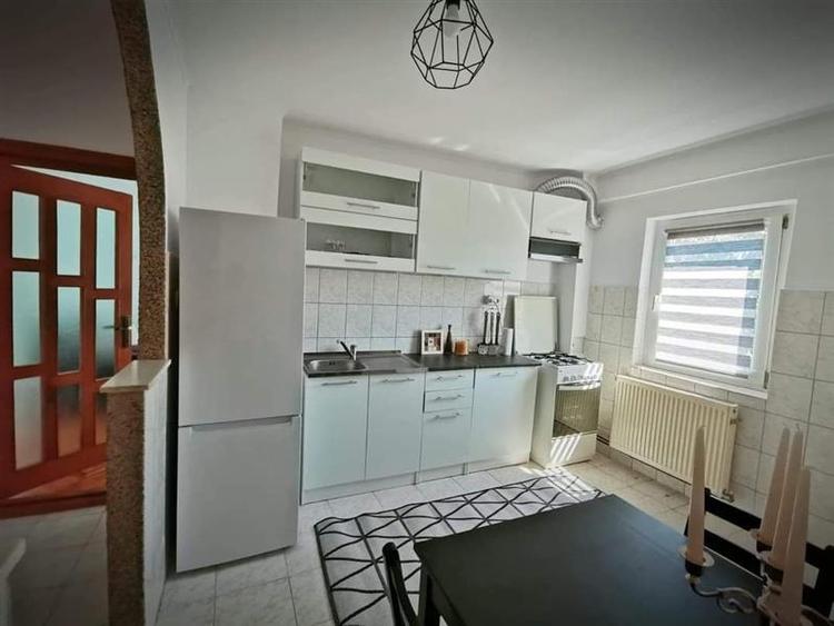 Apartament cu 3 camere decomandat, mobilat în Lipovei