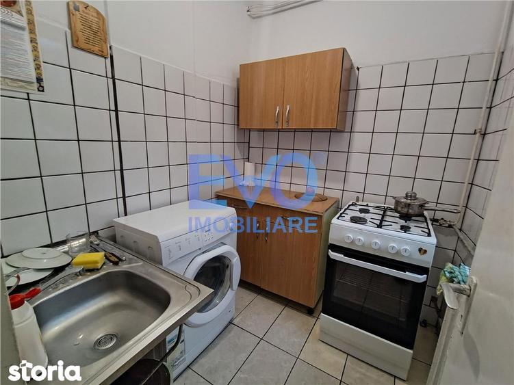 Apartament cu 3 camere semidecomandat în Tătărași