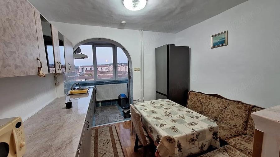 Apartament cu 3 camere semidecomandat în Rogerius