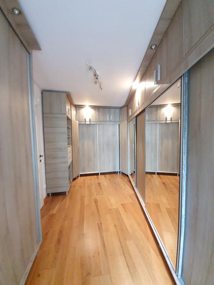 Apartament cu 4 camere semidecomandat în P-ța Victoriei