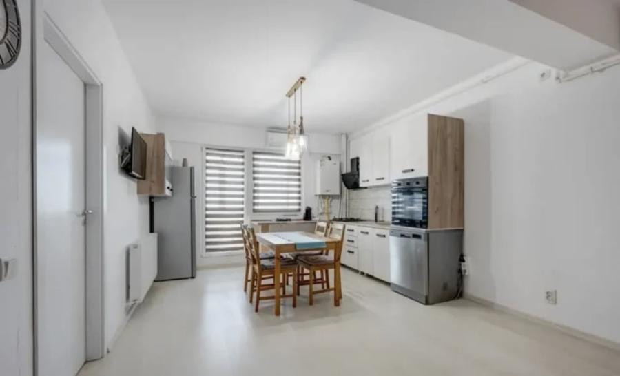 Apartament cu 3 camere semidecomandat în Bragadiru