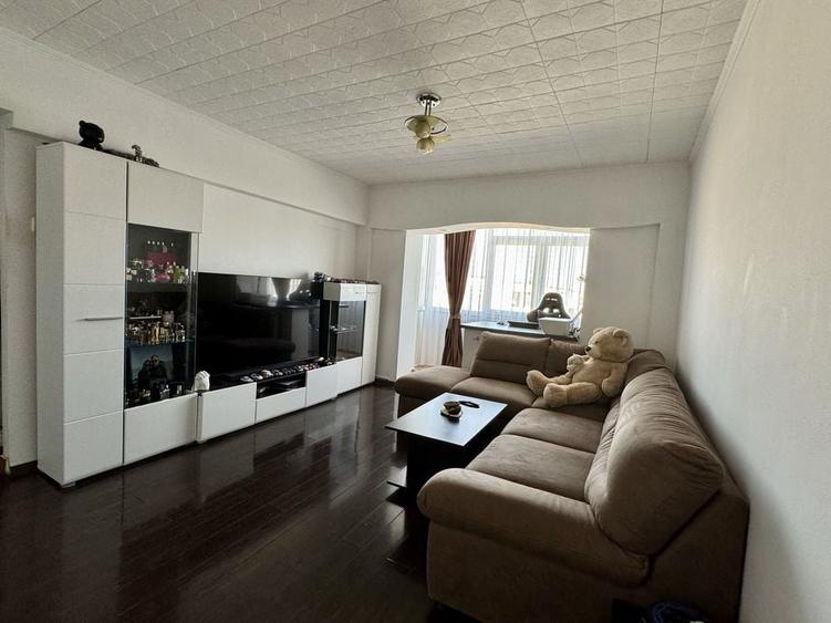 Apartament cu 4 camere decomandat în Prundu