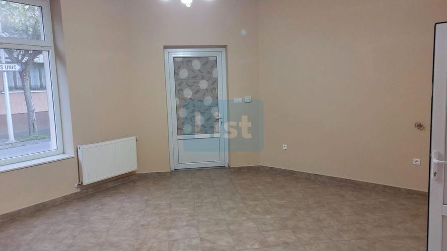 Casă cu 9 camere cu Canalizare în Central