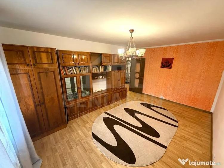 Apartament cu 3 camere decomandat în Rovine
