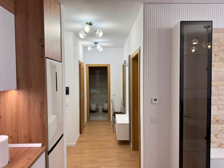 Apartament cu 3 camere semidecomandat, mobilat în Tractorul