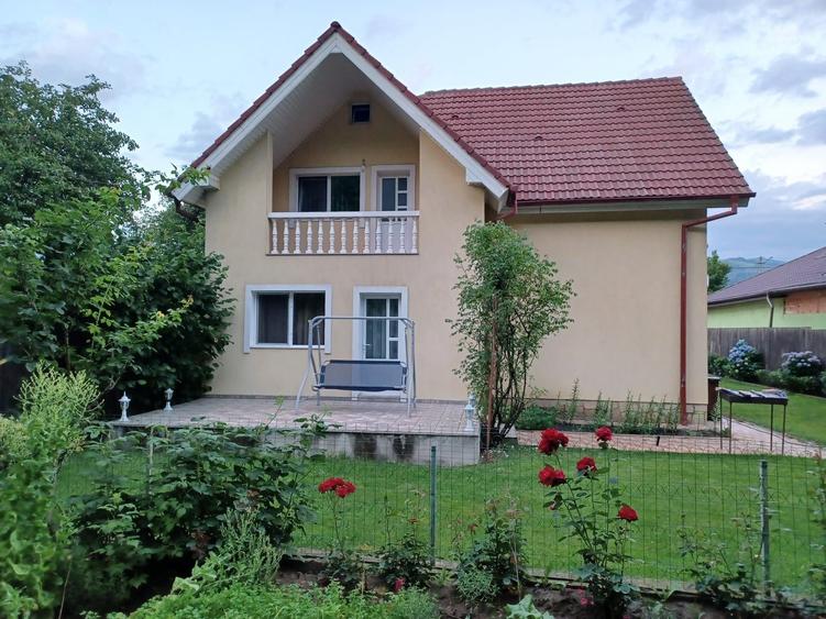 Casă cu 4 camere în Coman