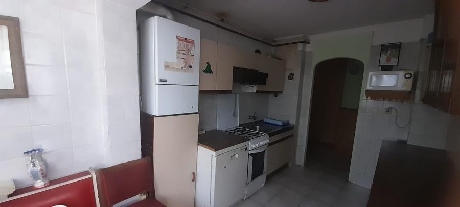Apartament cu 4 camere semidecomandat în Rahova
