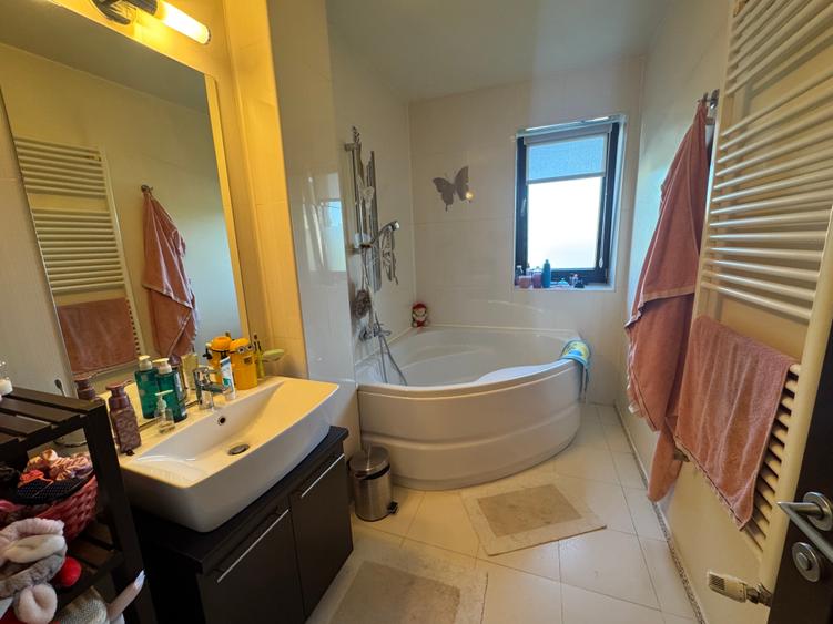 Casă cu 8 camere cu Teren 530 Mp în Pipera