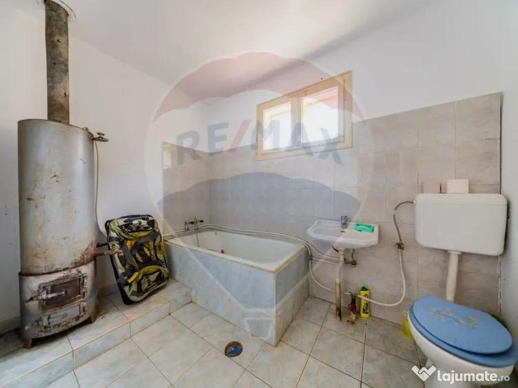 Casă cu 2 camere cu Teren 4500 Mp în Cărand