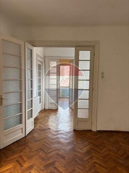 Apartament cu 3 camere semidecomandat în Periferie