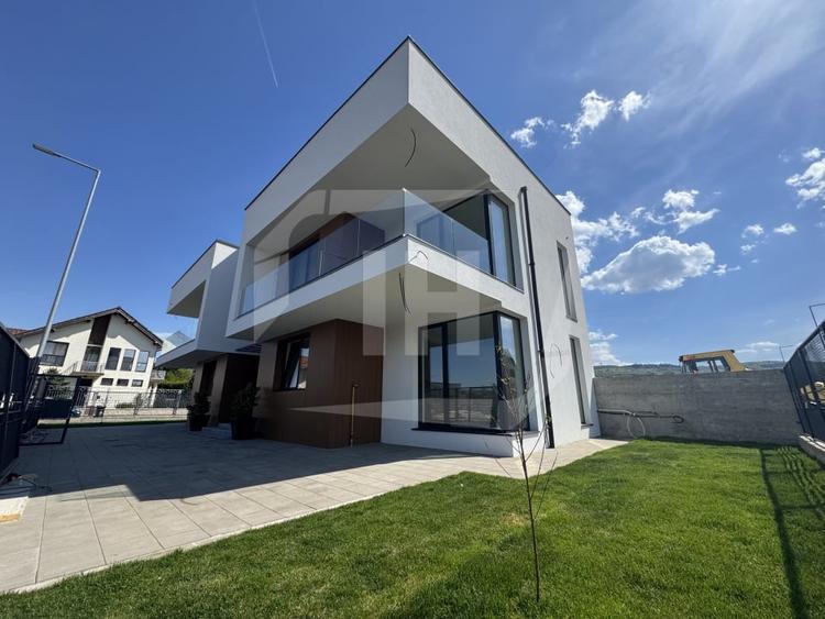 Duplex cu 4 camere cu Canalizare în Bună Ziua