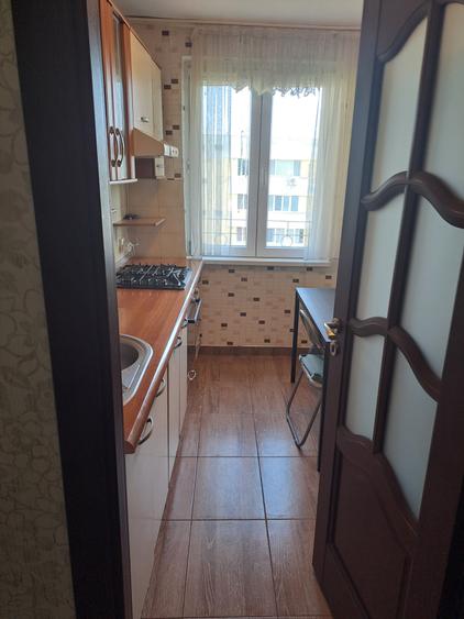 Apartament cu 3 camere semidecomandat în Obor