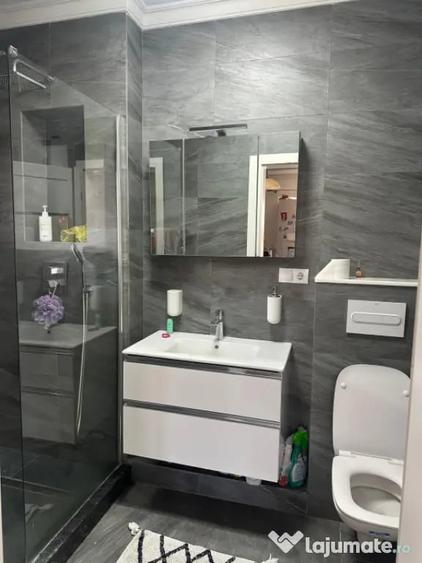 Apartament cu 4 camere semidecomandat în Florești