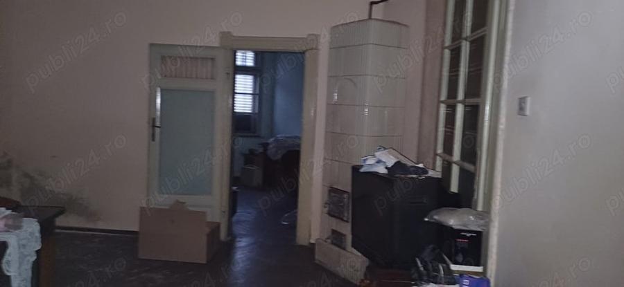 Casă cu 6 camere în Traian