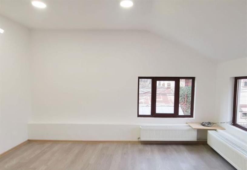 Apartament cu 6 camere decomandat, mobilat în Casin