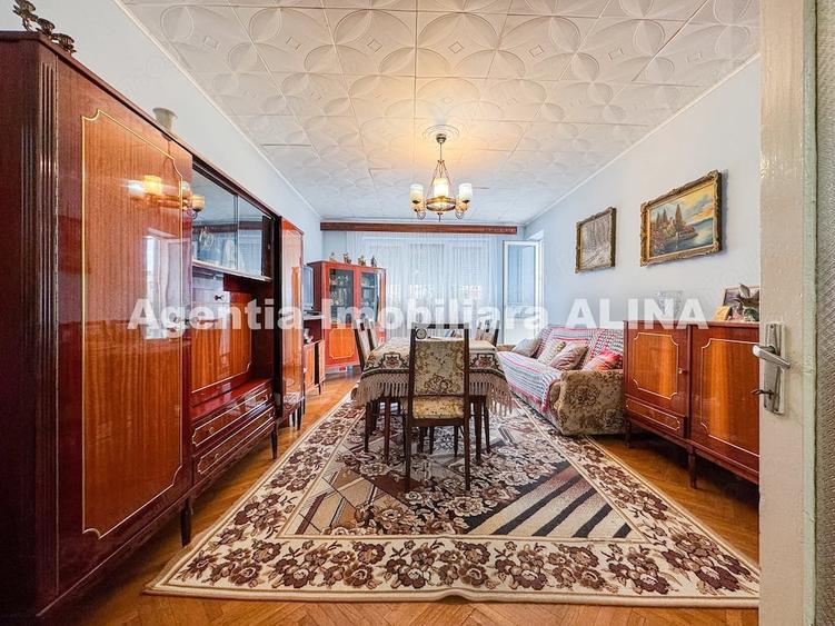 Apartament cu 4 camere decomandat în Liliacului