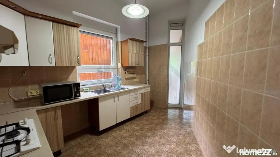 Casă cu 10 camere cu Teren 402 Mp în Lacul Tei