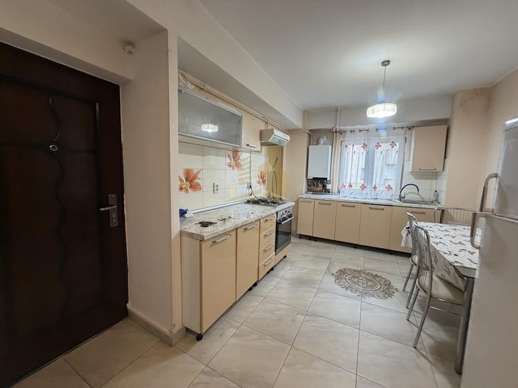Apartament cu 3 camere decomandat, mobilat în Central