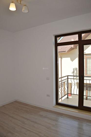 Duplex cu 3 camere cu Canalizare în Bucium