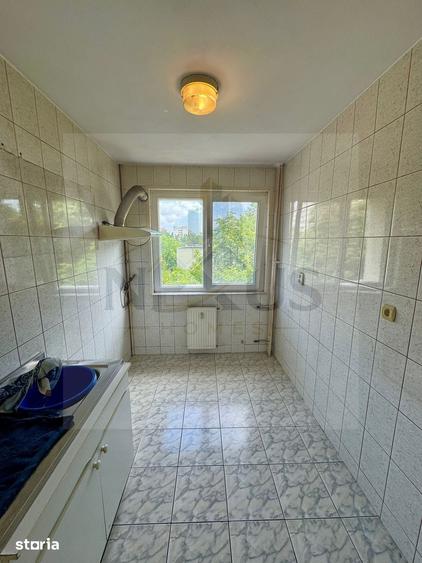 Apartament cu 3 camere semidecomandat în Berceni