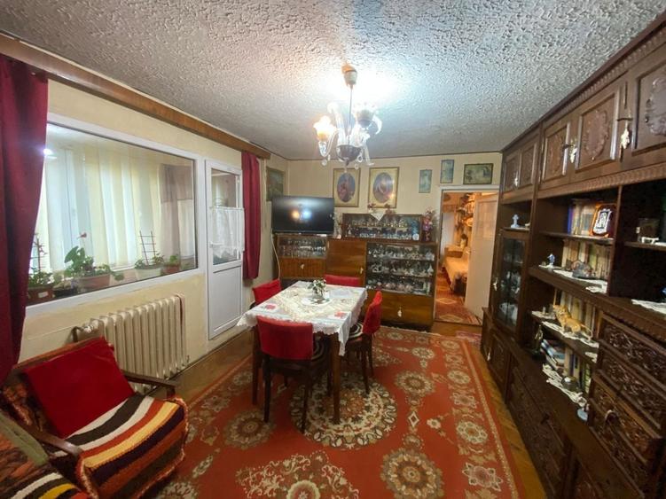 Apartament cu 3 camere semidecomandat, mobilat în Central