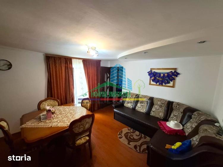 Casă cu 7 camere cu Teren 2428 Mp în Central